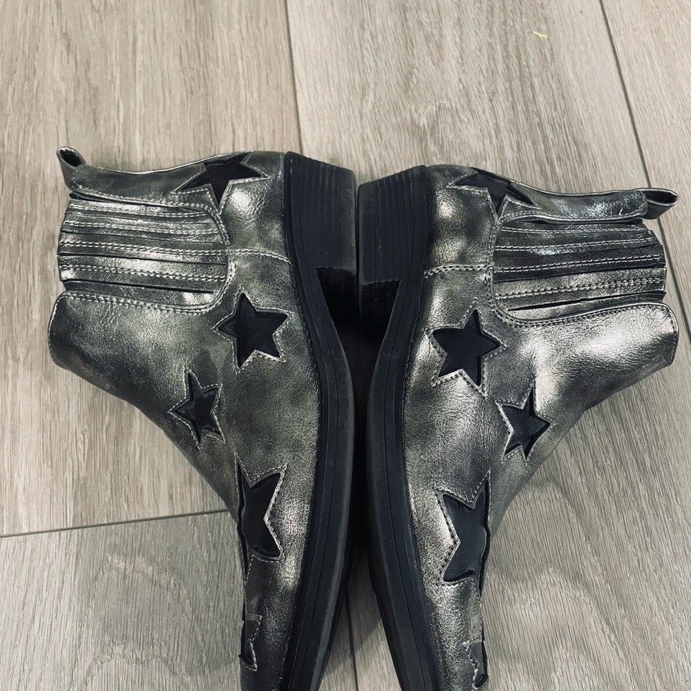 Seven7 Silver Boots Pointy Toe Leather Stars  Size 7 - Picture 9 of 10